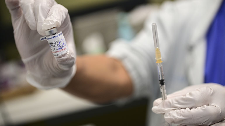 ΗΠΑ: Πολιτείες απειλούν νοσοκομεία με κυρώσεις για την κακή διαχείριση των εμβολίων κατά της Covid-19